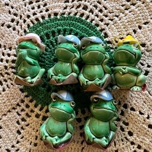 Vintage Kitschy Figurine Set 6 Frogs Great Collection & Condition 1.5”